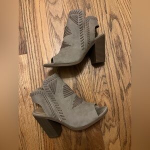 NWOT  Heart in D Peep Toed Heeled Sandals